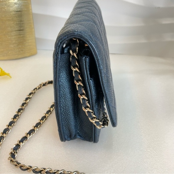 Classic Quilted Iridescent Wallet On Chain - Picture 7 of 16